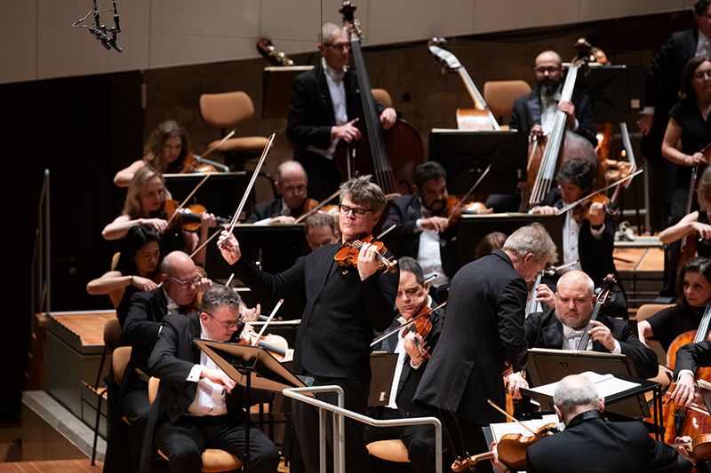 Osesp, Thierry Fischer e o violinista Roman Simovic (24/agosto). Foto: Mariana Garcia